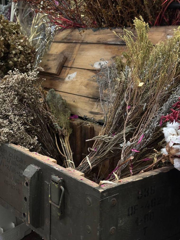 Cassetta di legno piena di fiori e rami essiccati